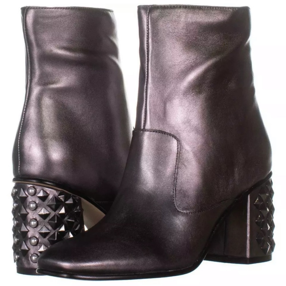 Guess beautiful spiked heal boots!🛍🎈❤️